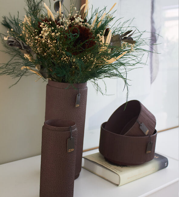Moderne Bordeaux-Vase mit hohem Zylinder