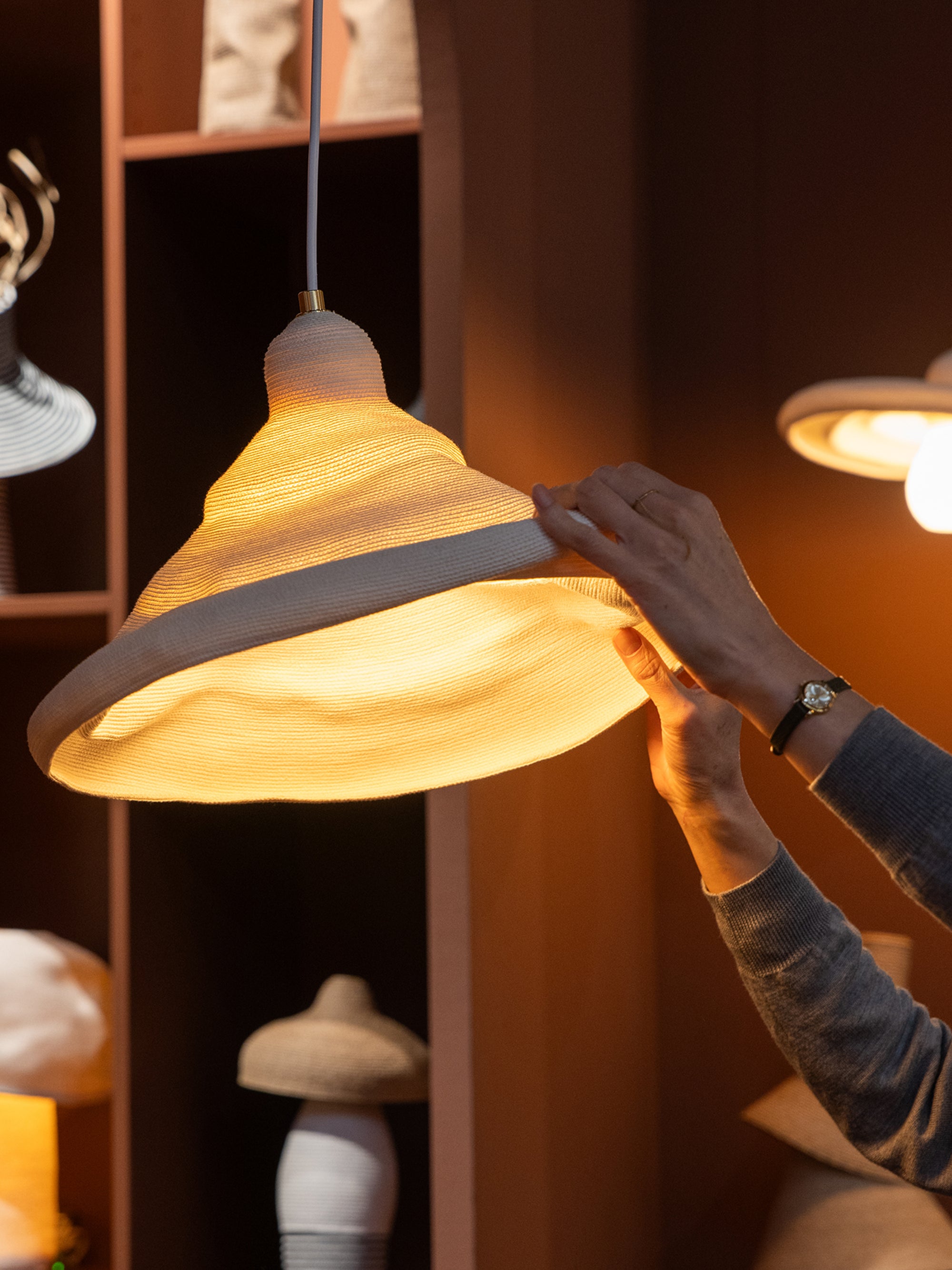 Posing Light Sculptural Changing Shape Lamp / L