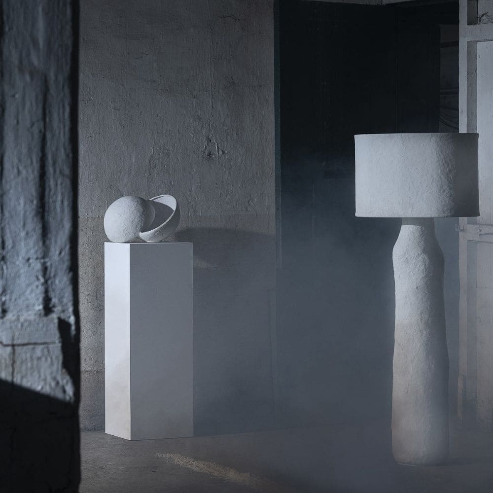 Tischlampe Weißes Pappmaché, Skulpturale Lampe mit geteilter Kugel