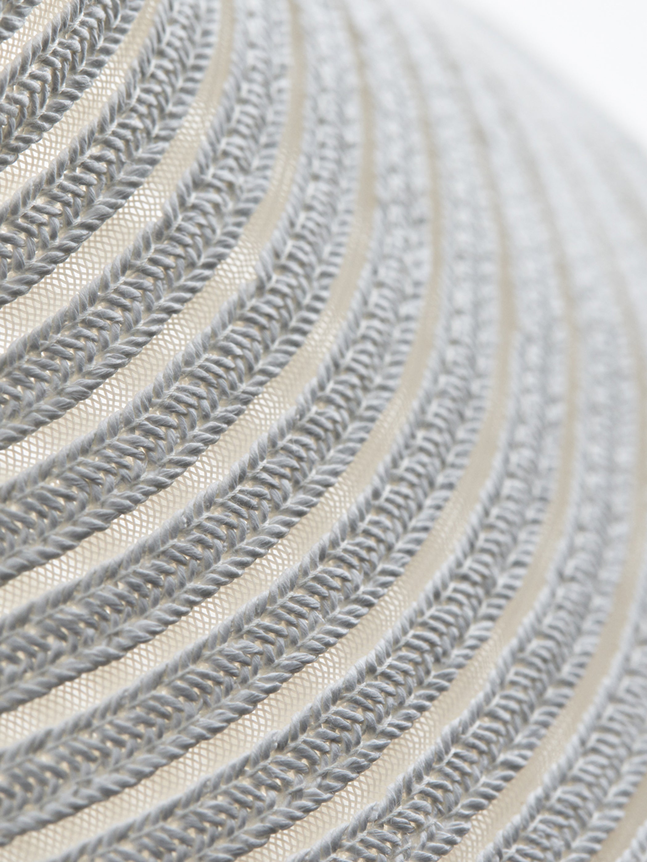 Grand vase sculptural à rayures blanches