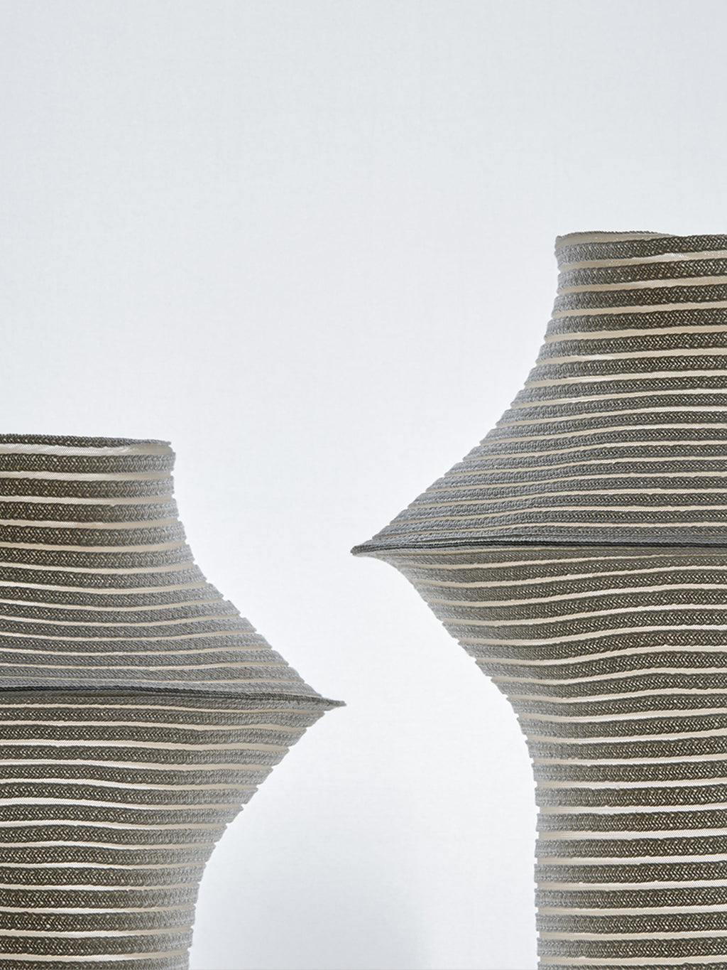 Grand vase sculptural à rayures blanches