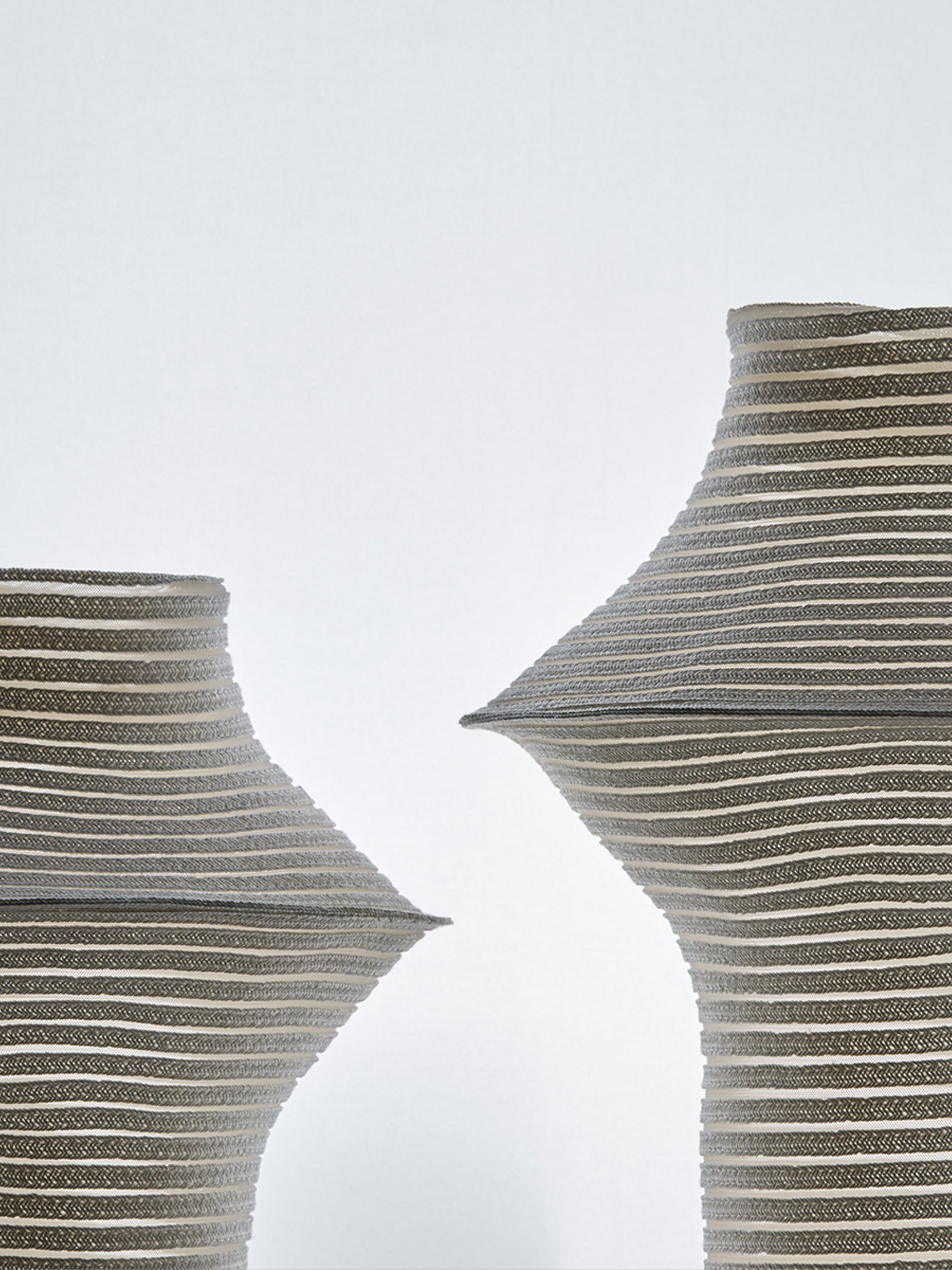 Grand vase sculptural à rayures blanches
