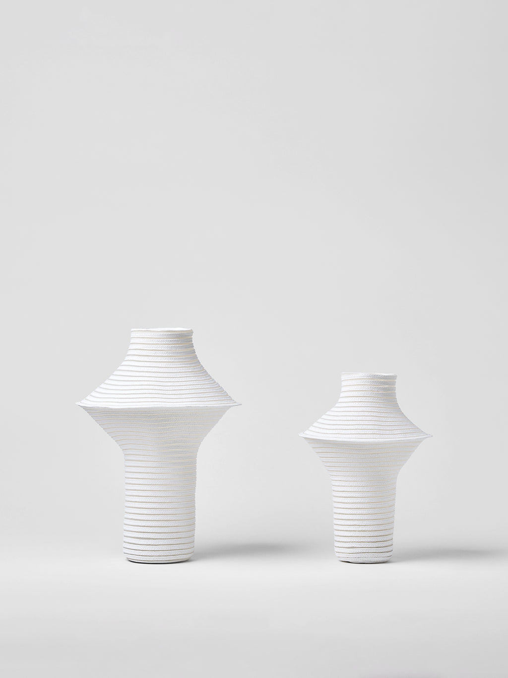 Grand vase sculptural à rayures blanches