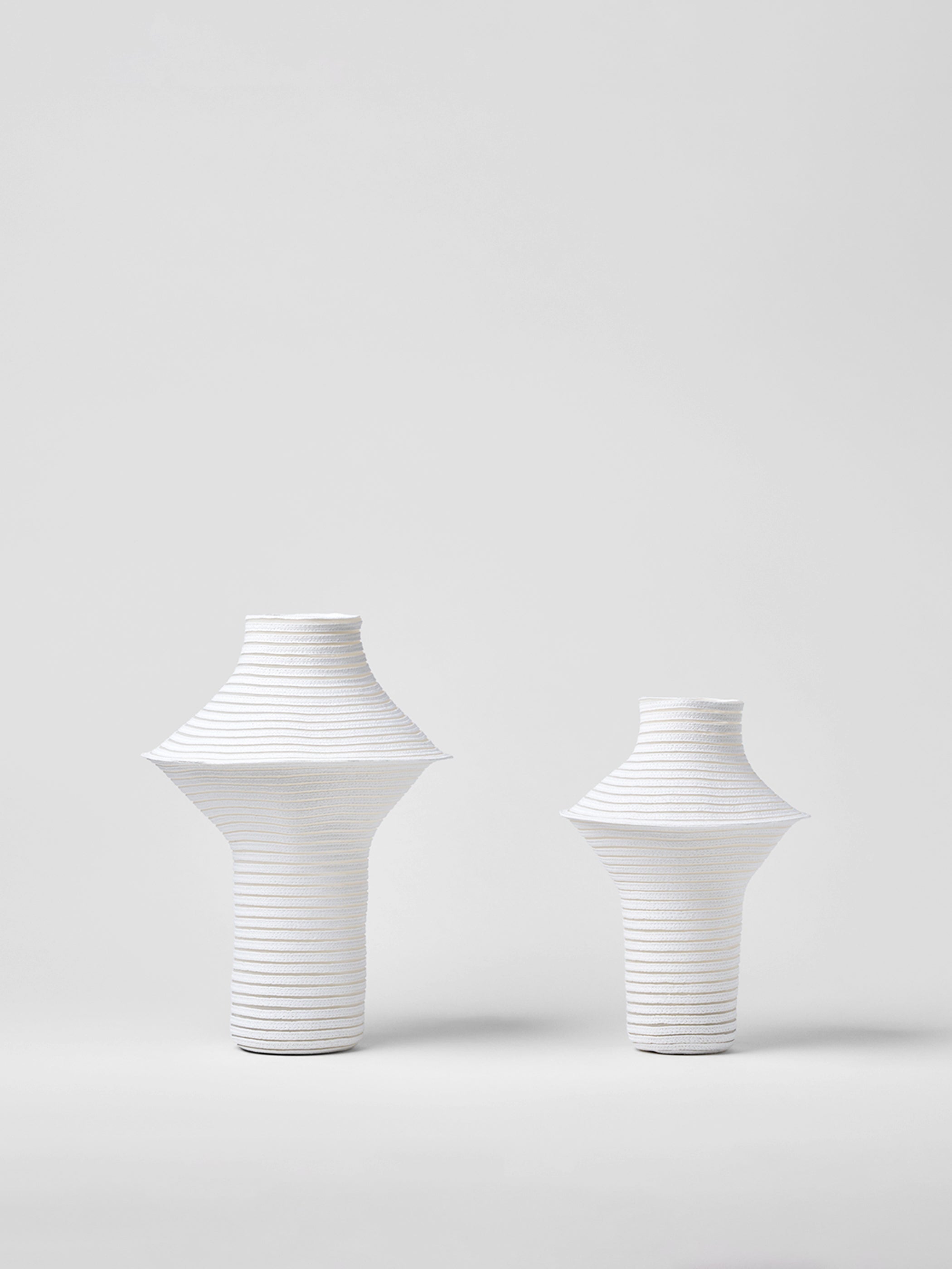 Grand vase sculptural à rayures blanches
